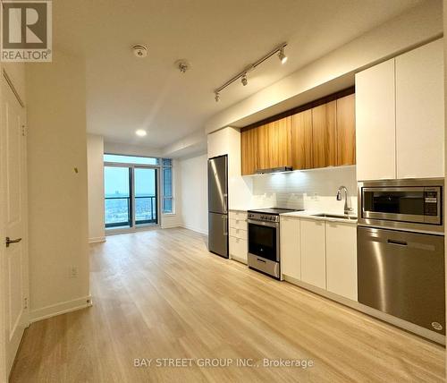 A3009 - 30 Upper Mall Way, Vaughan (Brownridge), ON - Indoor Photo Showing Kitchen With Stainless Steel Kitchen