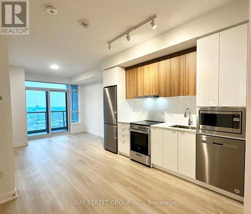 A3009 - 30 Upper Mall Way, Vaughan (Brownridge), ON - Indoor Photo Showing Kitchen With Stainless Steel Kitchen