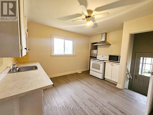 2728 Dingman Drive, London, ON - Indoor Photo Showing Kitchen