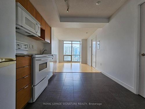 4009-15 Fort York Blvd, Toronto, ON - Indoor Photo Showing Kitchen