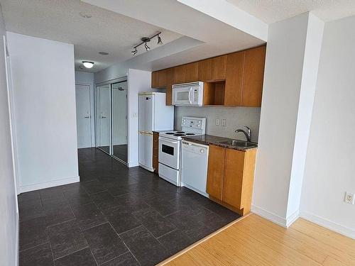 4009-15 Fort York Blvd, Toronto, ON - Indoor Photo Showing Kitchen