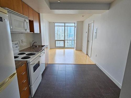 4009-15 Fort York Blvd, Toronto, ON - Indoor Photo Showing Kitchen