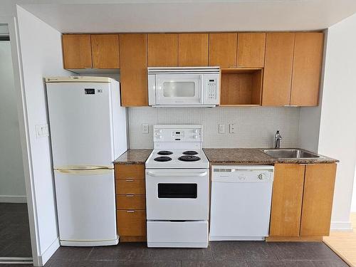 4009-15 Fort York Blvd, Toronto, ON - Indoor Photo Showing Kitchen