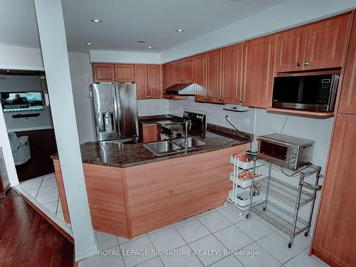 945 Mandolin Pl, Mississauga, ON - Indoor Photo Showing Kitchen With Double Sink