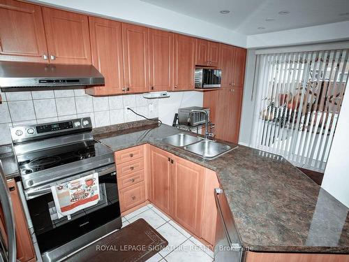 945 Mandolin Pl, Mississauga, ON - Indoor Photo Showing Kitchen With Double Sink