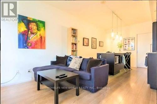 511 - 8 Charlotte Street, Toronto, ON - Indoor Photo Showing Living Room