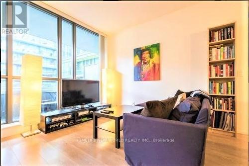 511 - 8 Charlotte Street, Toronto, ON - Indoor Photo Showing Living Room