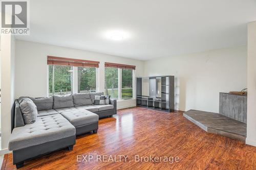 277 Belvedere Road, Clarence-Rockland, ON - Indoor Photo Showing Living Room