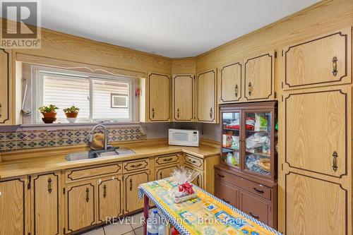 428 Carlton Street, St. Catharines (445 - Facer), ON - Indoor Photo Showing Kitchen