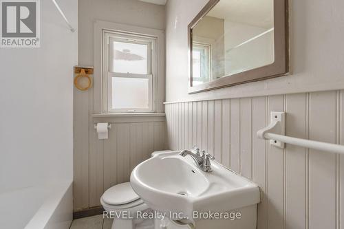 428 Carlton Street, St. Catharines (445 - Facer), ON - Indoor Photo Showing Bathroom