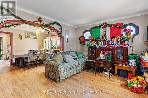 428 Carlton Street, St. Catharines (445 - Facer), ON - Indoor Photo Showing Living Room