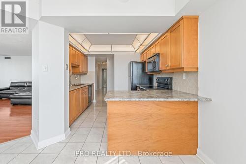 909 - 22 Hanover Road, Brampton, ON - Indoor Photo Showing Kitchen