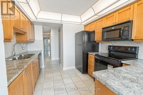 909 - 22 Hanover Road, Brampton, ON - Indoor Photo Showing Kitchen With Double Sink