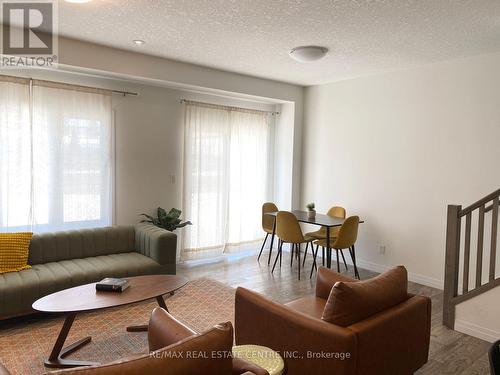 36 Queensbrook Crescent, Cambridge, ON - Indoor Photo Showing Living Room