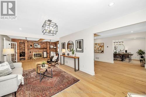 8340 Bank Street, Ottawa, ON - Indoor Photo Showing Living Room