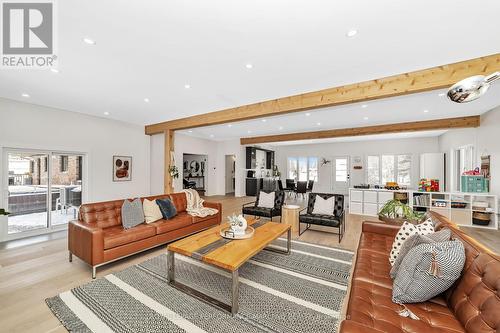 8340 Bank Street, Ottawa, ON - Indoor Photo Showing Living Room