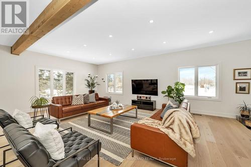 8340 Bank Street, Ottawa, ON - Indoor Photo Showing Living Room