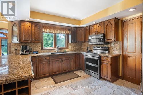 1312 Corley Drive North Drive E, London, ON - Indoor Photo Showing Kitchen