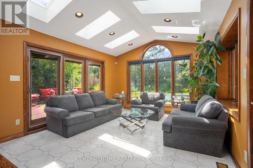 1312 Corley Drive North Drive E, London, ON - Indoor Photo Showing Living Room