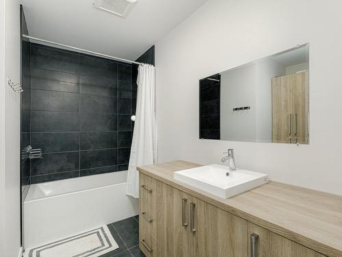 Bathroom - 8815  - 8817 Rue M.-J.-Drapeau, Mirabel, QC - Indoor Photo Showing Bathroom