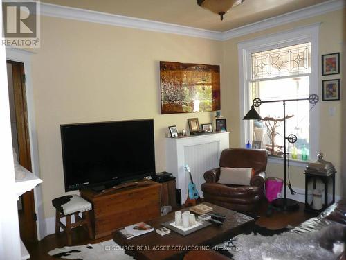 2 - 45 A Benlamond Avenue, Toronto, ON - Indoor Photo Showing Living Room