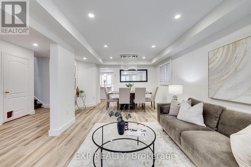 6571 Alderwood Trail, Mississauga, ON - Indoor Photo Showing Living Room