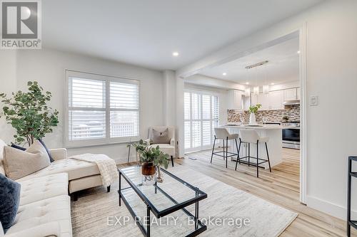 6571 Alderwood Trail, Mississauga, ON - Indoor Photo Showing Living Room