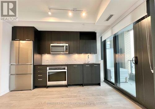 301 - 120 Eagle Rock Way, Vaughan, ON - Indoor Photo Showing Kitchen