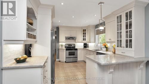 727 Old Hunt Road, London, ON - Indoor Photo Showing Kitchen With Upgraded Kitchen