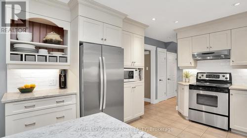 727 Old Hunt Road, London, ON - Indoor Photo Showing Kitchen