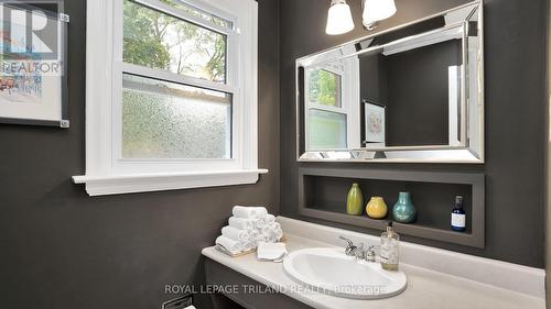 727 Old Hunt Road, London, ON - Indoor Photo Showing Bathroom