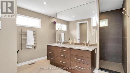 727 Old Hunt Road, London, ON - Indoor Photo Showing Bathroom