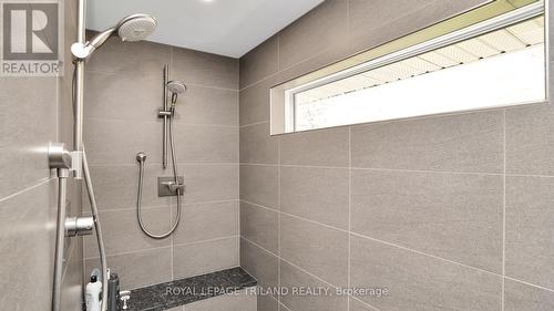 727 Old Hunt Road, London, ON - Indoor Photo Showing Bathroom