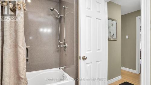 727 Old Hunt Road, London, ON - Indoor Photo Showing Bathroom