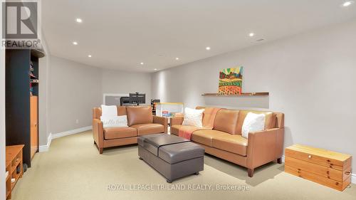 727 Old Hunt Road, London, ON - Indoor Photo Showing Living Room