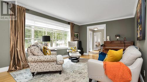 727 Old Hunt Road, London, ON - Indoor Photo Showing Living Room