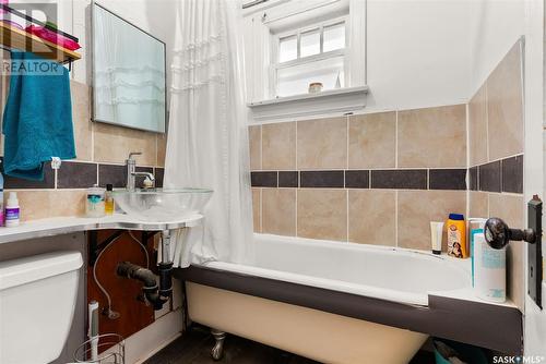 1005 Atkinson Street, Regina, SK - Indoor Photo Showing Bathroom