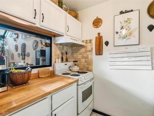 583-A-4678 Elk Lake Dr, Saanich, BC - Indoor Photo Showing Kitchen