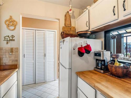 583-A-4678 Elk Lake Dr, Saanich, BC - Indoor Photo Showing Kitchen