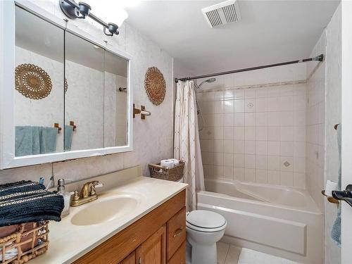 583-A-4678 Elk Lake Dr, Saanich, BC - Indoor Photo Showing Bathroom