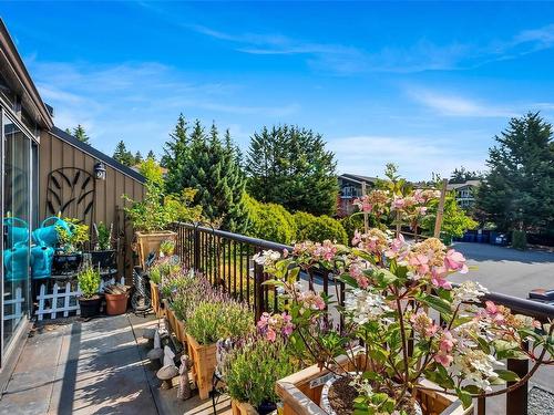 583-A-4678 Elk Lake Dr, Saanich, BC - Outdoor