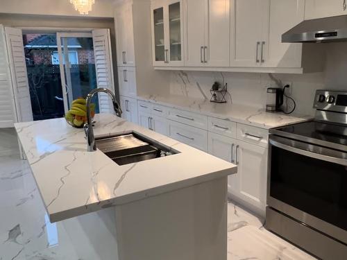 3054 Caulfield Crescent, Mississauga, ON - Indoor Photo Showing Kitchen With Double Sink