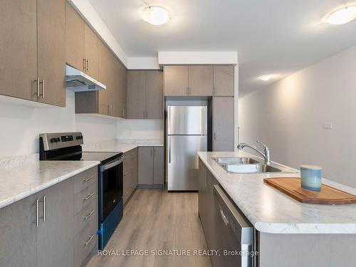 82 Gledhill Cres, Cambridge, ON - Indoor Photo Showing Kitchen With Double Sink With Upgraded Kitchen