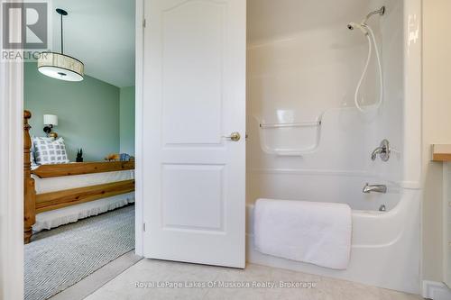 401 - 31 Dairy Lane, Huntsville (Chaffey), ON - Indoor Photo Showing Bathroom