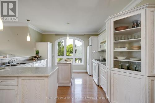 401 - 31 Dairy Lane, Huntsville (Chaffey), ON - Indoor Photo Showing Kitchen With Double Sink