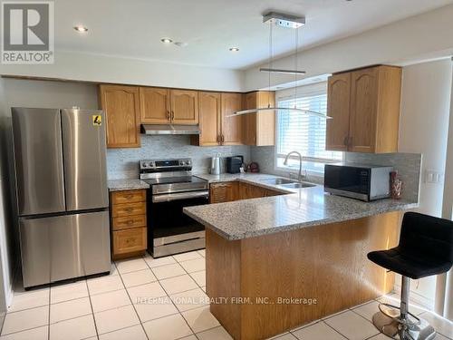 5498 Tree Crest Court, Mississauga, ON - Indoor Photo Showing Kitchen With Double Sink