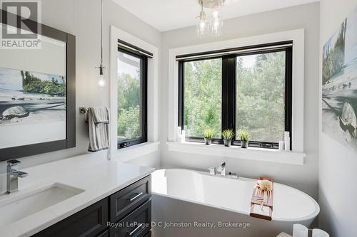 266 Mcnabb Street, Saugeen Shores, ON - Indoor Photo Showing Bathroom