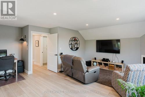 266 Mcnabb Street, Saugeen Shores, ON - Indoor Photo Showing Living Room