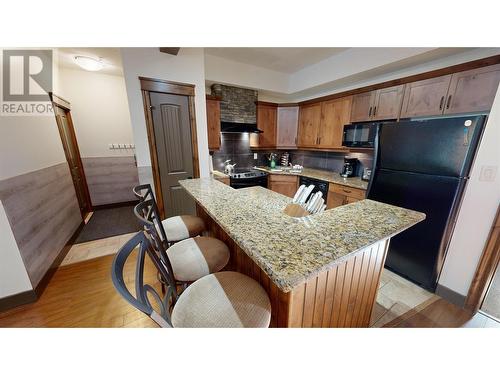 7495 Columbia Avenue Unit# 1101, Radium Hot Springs, BC - Indoor Photo Showing Kitchen