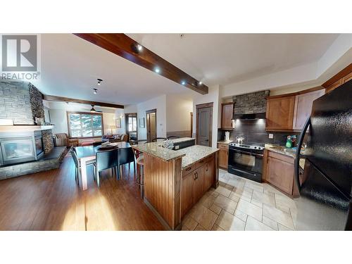 7495 Columbia Avenue Unit# 1101, Radium Hot Springs, BC - Indoor With Fireplace